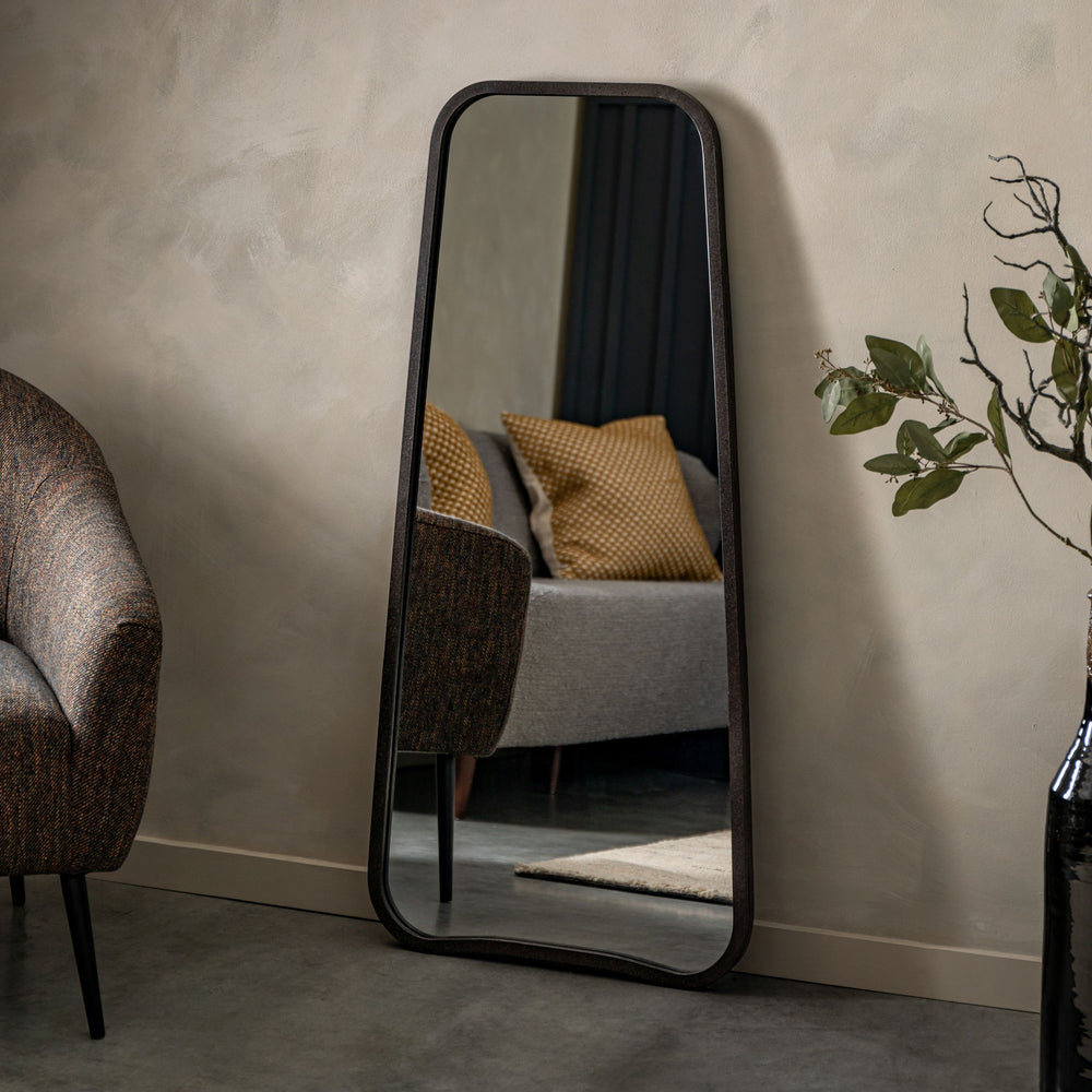 Kurva Leaner Mirror