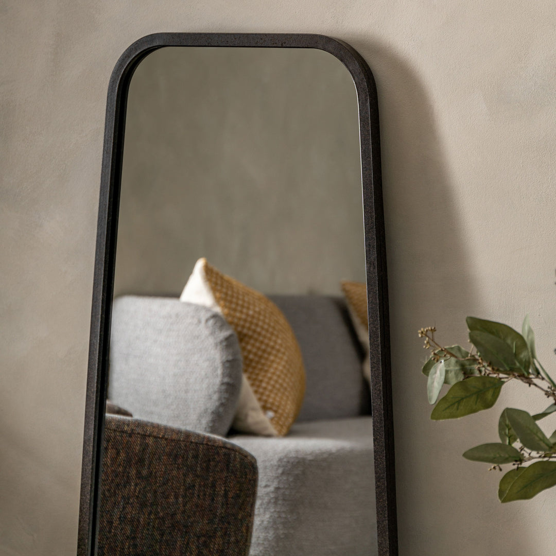 Kurva Leaner Mirror